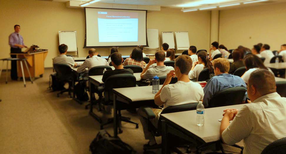 Dr. Martyn Lewis presents the JOINN Innovation Park introduction to SCU students